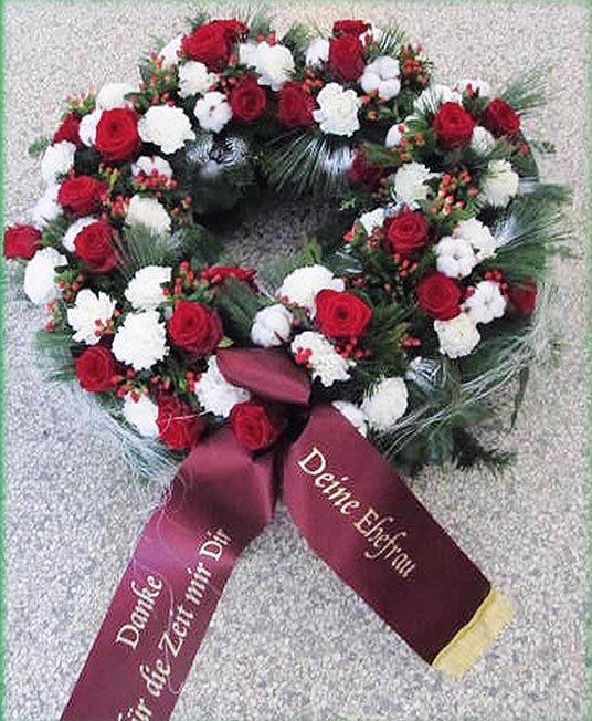 Kranz aus klassischen roten Rosen mit weißen Nelken - Bestellnr. US 204