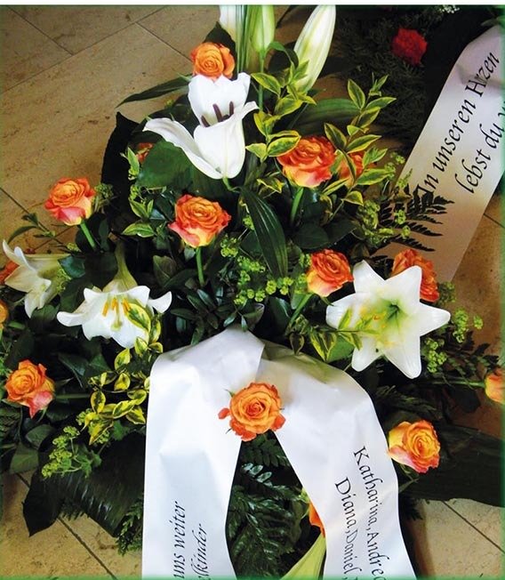 Lockeres Gesteck mit orangen Rosen und weißen Lilien - Bestellnr. G 313
