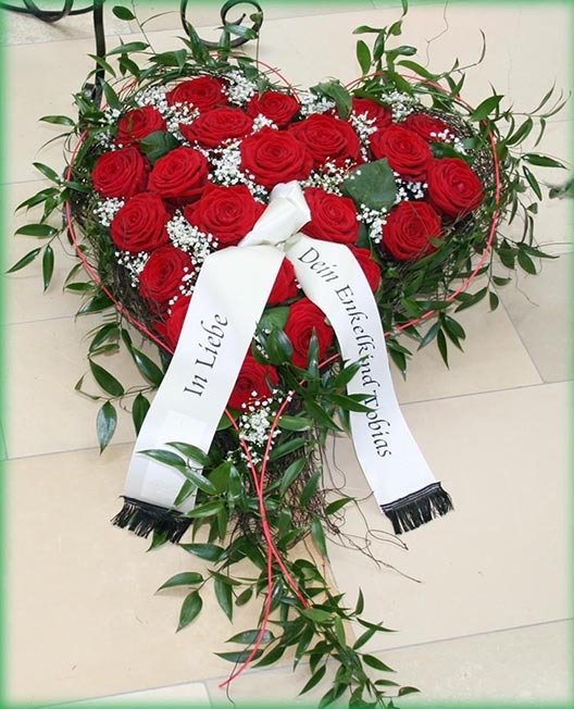 Rote Rosen unterlegt mit weißem Schleierkraut  - Bestellnr. H 403