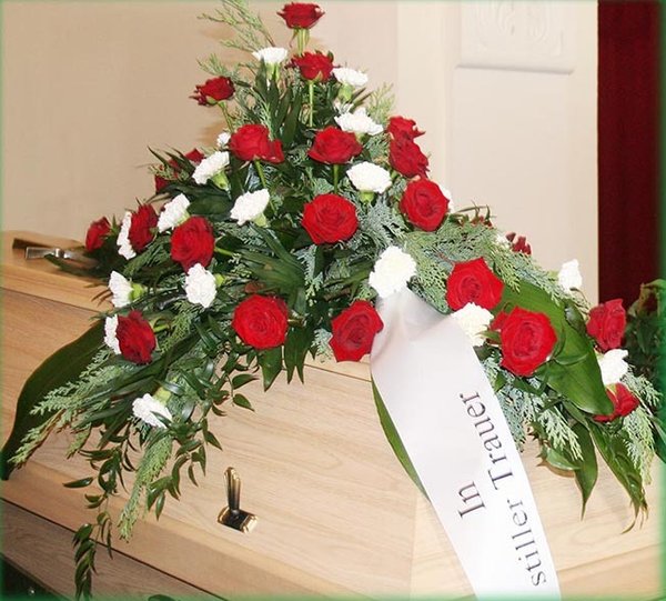 Rote Rosen u. weiße Nelken, mit Grün pyramidal gesteckt - Bestellnr. Sb 502