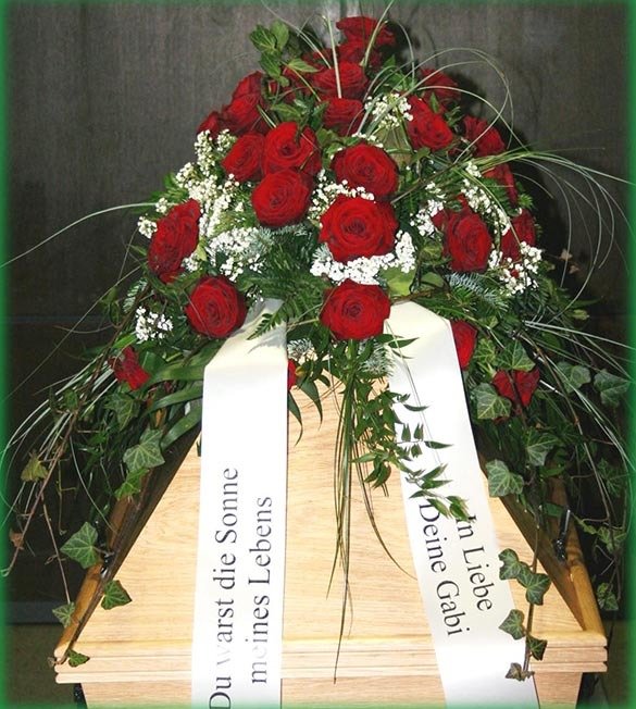 Rote Rosen mit Schleierkraut - Bestellnr. Sb 505 Sargschmuck