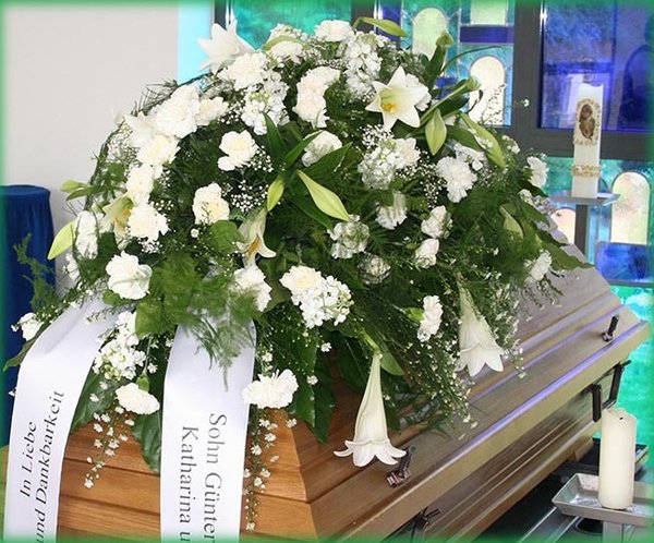 Blütenhaube in reinem Weiß mit Nelken und Lilien - Bestellnr. Sb 506