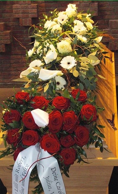 Girlande aus weißen Blüten und Herz aus roten Rosen - Bestellnr. Sb 512
