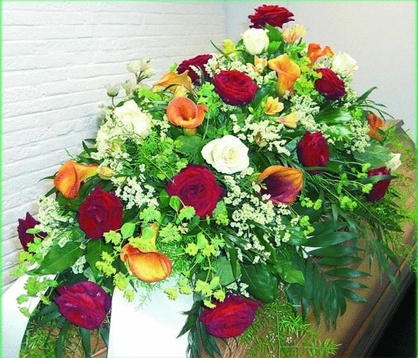 Gesteck aus roten Rosen, orangen und weißen Blüten - Bestellnr. Sb 518