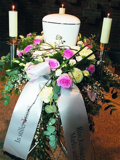 Kranz mit weißen- und rosa Rosen u. weißem Ginster - Bestellnr. US 304