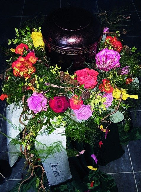 Urnenkranz mit bunten Rosen, Haselzweigen und Beiwerk - Bestellnr. US 312