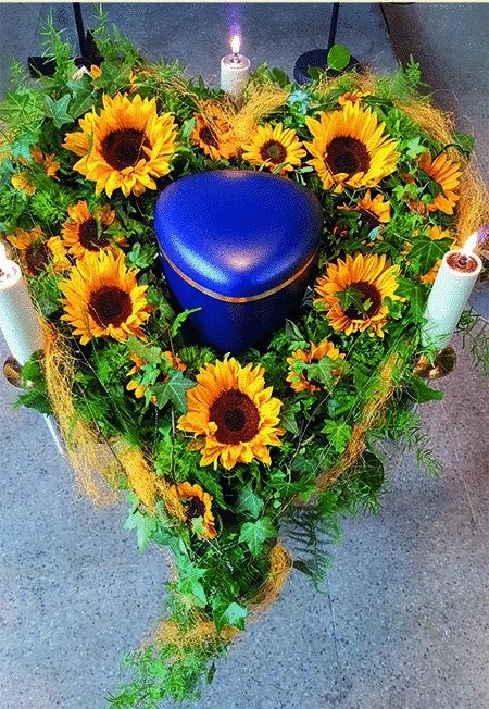 Kranz aus Sonnenblumen, Bast, Efeu und Beiwerk - Bestellnr. US 314